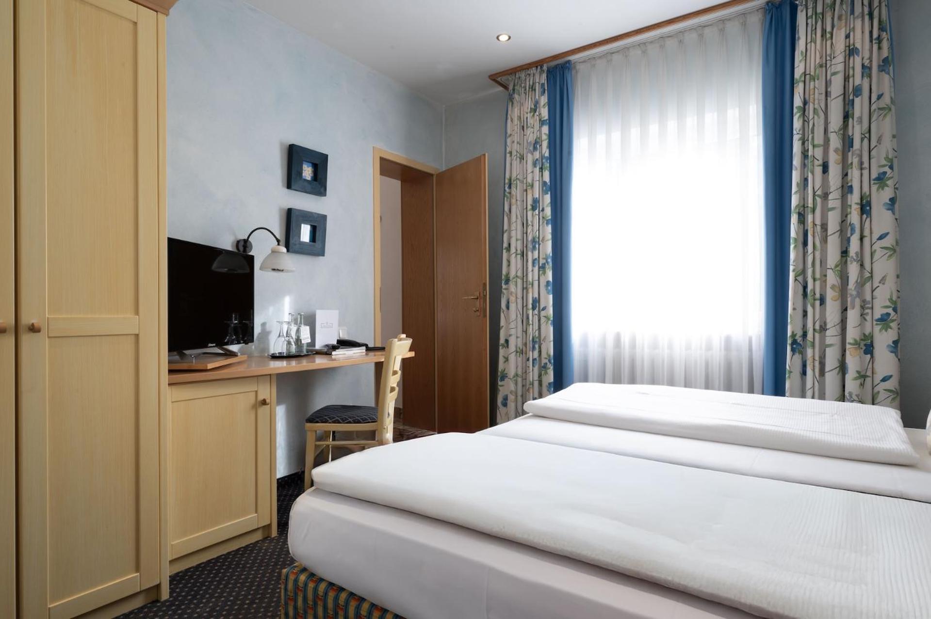 Landhotel 3Kronen Adelsdorf Eksteriør bilde